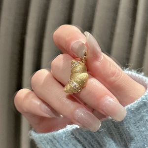 Pendentif en argent pur S925 en forme de corne de vache avec un design rétro français médiéval, bijoux en perles mignons et impeccables - Product Image 3