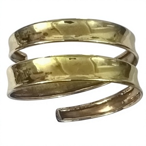Bracelet manchette Shan India fait main, finition noire, style néo-gothique géométrique classique, en laiton plaqué canon, personnalisable pour tenues de soirée - Product Image 5