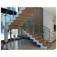 Escalier moderne à double poutre, poutres en Z jumelées, marches ouvertes en hickory, escalier résidentiel pour villa