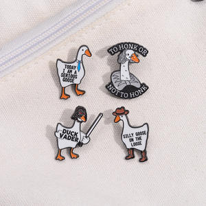 Neuankömmling Ich bin eine ernsthafte Gans Cartoon Gans Ente Hut Kappe Kleidung Brosche Brief Emaille Anstecknadel - Product Image 4