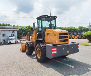 Chargeuse sur pneus compacte Lonking 820GD pour l'entretien routier des collectivités municipales et les travaux de terrassement en espaces restreints - Product Image 3