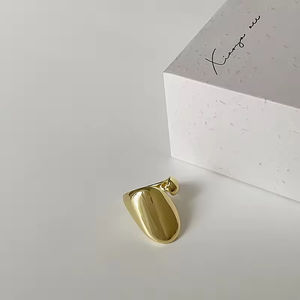 Anillos de banda gruesa con superficie irregular y curvada de alta gama, de acero inoxidable, chapados en oro, modernos y sencillos. - Product Image 4