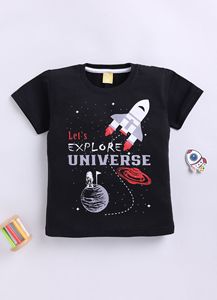 Camiseta de algodón puro estampada para niños, color verde claro, con estampado gráfico divertido con gorra, gafas de sol y camiseta colorida - Product Image 3