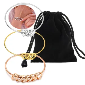 Pulsera de corazón personalizada para mujer, brazalete con dijes de corazones, nombres grabados personalizados, pulsera personalizada de acero inoxidable