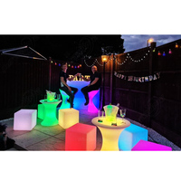 Meubles LED pour événements : Sièges cubes lumineux en PE écologique (30 cm, 40 cm) et tables et chaises pour enfants, idéaux pour la Journée des enfants et les fêtes d'anniversaire