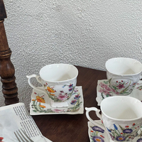Ensemble élégant de tasse à thé à pied et soucoupe carrée en céramique, motif floral vintage français, pour un thé de l'après-midi esthétique
