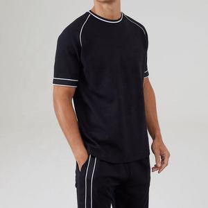 Conjunto de Camiseta y Pantalones Cortos Unisex de Estilo Urbano con Pedrería y Estampado DTG, Color Negro Lavado, Personalizado y de Alta Calidad para Hombre - Product Image 1