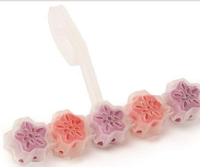 Bloc désodorisant solide suspendu parfumé aux fleurs pour cuvettes de toilettes, anti-calcaire et éliminateur d'odeurs pour salles de bain domestiques