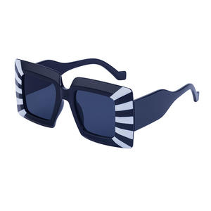 Lunettes de soleil sur mesure à grande monture pour femmes, protection UV400, style carré rayé, tendance Instagram, vente en gros transfrontalière Taizhou - Product Image 2