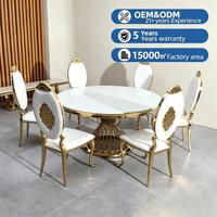 Ensemble de table à manger moderne de luxe avec plateau en marbre, base dorée, chaises rembourrées blanches sculptées pour appartement, villa, hôtel, salle à manger personnalisée