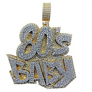 Colgante estilo Hip Hop 'Gang de los 80' de Plata de ley 925 con Moissanita, chapado en oro, microincrustado y con efecto 'Iced Out' - Product Image 1