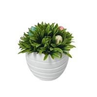 Œuf de Pâques tacheté, plante artificielle en pot, petit pot blanc avec herbe artificielle pour la décoration de la maison pendant les vacances de printemps