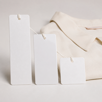 Étiquettes suspendues verticales personnalisées en marque blanche, étiquettes de vêtements en papier blanc, cartes et ficelles pour la vente en gros de vêtements