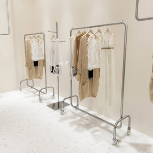 Expositor de ropa para tienda, de acero inoxidable, con <span class=keywords><strong>ruedas</strong></span>, para estudio de estilismo, con perchas, estante tipo isla para ropa de mujer - Product Image 2