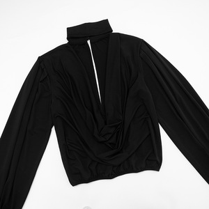 Conjunto de 2 Piezas para Mujer: Top Sexy con Cuello Halter y Botones, y Minifalda Ajustada - Product Image 6