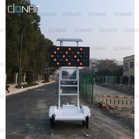 Panneaux de signalisation routière à flèche solaire montés sur remorque, fabriqués par une usine professionnelle depuis 18 ans, signalisation lumineuse solaire portable à LED clignotante