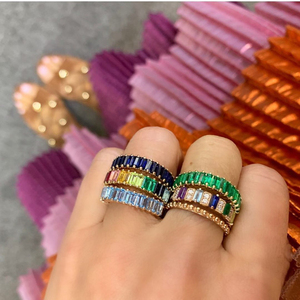 Ювелирные изделия Gemnel: позолоченные латунные кольца-браслеты с радужными фианитами для женщин - Product Image 4