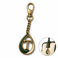 Étiquette de sac personnalisée haut de gamme en zinc antique, lettre initiale en forme de goutte, avec émail vert forêt et fermoir mousqueton sur chaîne gourmette
