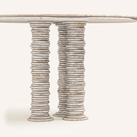 Dream Home Viral Stack Slab Stone Esstisch mit Doppelsäulen-Stapelplatten-Basis, unregelmäßiger runder Marmorplatte, Villa-Esstisch