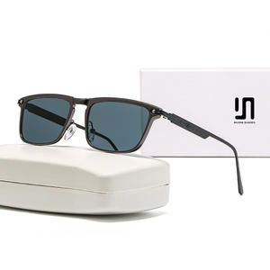 Nuevas Gafas de Sol Unisex Europeas Americanas con Marco Metálico, Protección UV400, Lentes Cuadradas Negras de PC para Conducir y Uso en Exteriores - Product Image 3