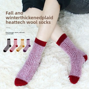 <span class=keywords><strong>Chaussettes</strong></span> d'intérieur à carreaux d'hiver de haute qualité pour femmes <span class=keywords><strong>laine</strong></span> chaude épaisse tricotée floue nouvelle conception équipage robe antidérapante usage quotidien manchette de corps - Product Image 1