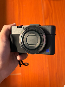 กล้องดิจิตอล Sony <span class=keywords><strong>RX100</strong></span> <span class=keywords><strong>II</strong></span> สภาพ 99% พร้อมเลนส์ 28-100 มม. ความละเอียด 20.2MP กล้องคอมแพคคุณภาพพรีเมียม - Product Image 1
