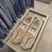 Range-chaussures rond en bois de cèdre moderne à trois niveaux réglable, type sur pied, pour le rangement de sacs à outils et de linge de lit dans le salon