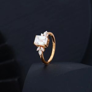 Bague en diamant de laboratoire émeraude en or, bijoux fins élégants, bague de fiançailles et de mariage de créateur, bague de mode scintillante de qualité supérieure - Product Image 2