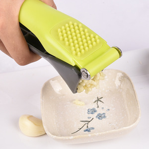 Lame multifonctionnelle en acier inoxydable Presse-ail manuel Broyeur de gingembre Outil de cuisine avec poignée en plastique - Product Image 2