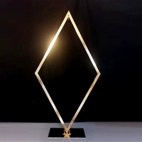 Support de fleurs de mariage en gros, en fer doré électrolytique, avec candélabre en cristal, centres de table, alimenté par USB, romantique et magnifique