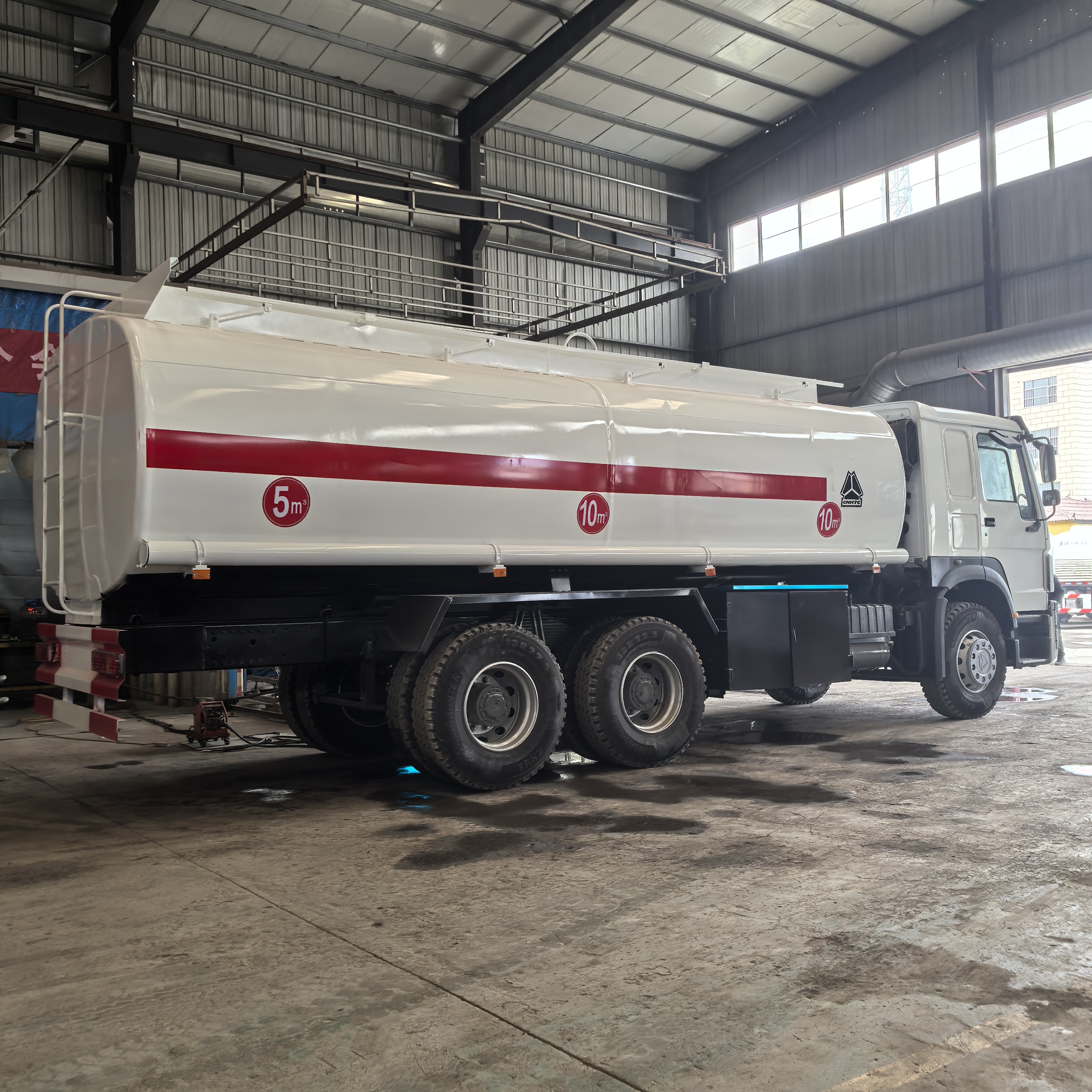 Sinotruck Howo Fuel Tanker Truck 8x4 12 Wheel Oil Diesel Howo 371 Tanker Truck for Sale