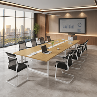 Table de conférence moderne pour salle de réunion avec chemin de table central