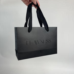 Sacs en papier noir personnalisés avec impression UV - Sacs shopping noirs mats de luxe avec poignées en tissu, sacs en papier de marque - Product Image 1