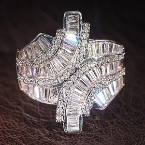 Anello da Cocktail Geometrico Dj092 da Donna con Cristalli Sintetici e Strass Incastonati a Pavé, Anelli alla Moda per Feste - Product Image 1