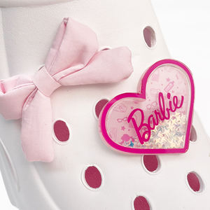 อุปกรณ์ตกแต่งรองเท้าแตะรูปกระดานโต้คลื่นสีชมพูธีมบาร์บี้จากมินิโซ สำหรับรองเท้าแตะฤดูร้อน ขายส่ง อุปกรณ์ตกแต่งรองเท้าแตะรูปโบว์รักแบบกำหนดเอง - Product Image 2