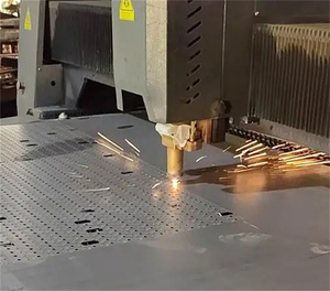 Organisateur de bureau mural avec panneau perforé et accessoires pour table et bureau - Product Image 5