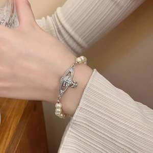 [Live-Docking] Western Queen Mother Shanwei Imitationsperlen-Armband mit Galvanisierung für Damen, Kreuz-Saturn-Design, Fabrik-Großhandel - Product Image 3