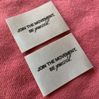 Étiquette tissée en satin de marque de luxe à pli moyen, logo de tissage de soin de lavage de pli central pour sweats à capuche