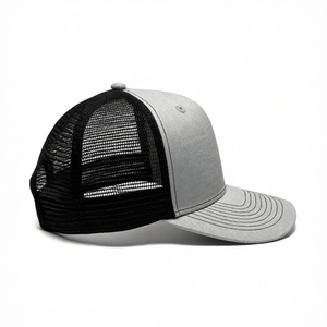 Casquette de camionneur en cuir avec patch, maille grise, 6 panneaux, réglable, unisexe, décontractée, avec logo embossé sur le panneau avant - Product Image 3