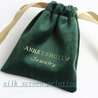 Pochette en velours vert mousse de luxe discret avec cordon de serrage et patch en tissu noir personnalisé, style artisanal, pour bijoux, couleur camel