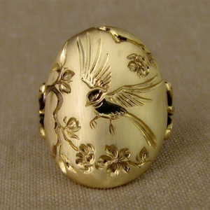 Anello Floreale con Uccello Unisex Stile Vintage in Lega con Motivo Inciso Regolabile Gioiello Romantico per Coppie - Product Image 1