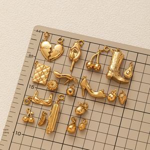 Elegantes Zapatos de Tacón Alto Dorados con Diseño de Aguacate, Fresa y Cereza, con Collar de Acero Inoxidable con Colgante de Amor - Product Image 2