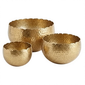 Ensemble de 3 bols en métal doré faits à la main, design nouveau, style glamour décoratif pour la décoration intérieure - Product Image 1