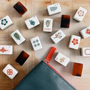 Juego de Mahjong Tradicional de Lujo Ecológico con Fichas de Acrílico Portátiles y Enchufe Universal (US), Menos de $40, 220-240V, 36 Fichas Sin Cargar - Product Image 1