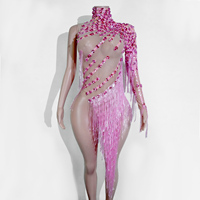 Robe rose vif à franges de strass, maille nude, asymétrique à une manche, col montant, avec pampilles, pour danse latine, drag, gogo et scène