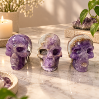 Ornement en pierre violette sculptée en forme de tête d'agate améthyste pour la décoration d'étagères de maison et de bureau et la collection