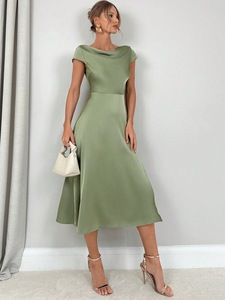 Robe d'été élégante en satin à manches courtes, couleur unie, col bénitier, coupe ajustée, fendue sur le côté, longueur midi - Product Image 4