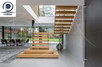 Escalier flottant contemporain en bois massif avec garde-corps en verre et conception de poutres et de traverses de haute qualité