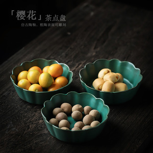 Plato de cerámica con forma de flor, color verde oscuro, para aperitivos y postres en fiestas. - Product Image 3