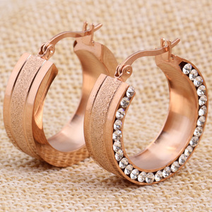 Boucles d'oreilles créoles 8 mm en acier inoxydable or rose avec strass sertis, bijoux cadeau - Product Image 5